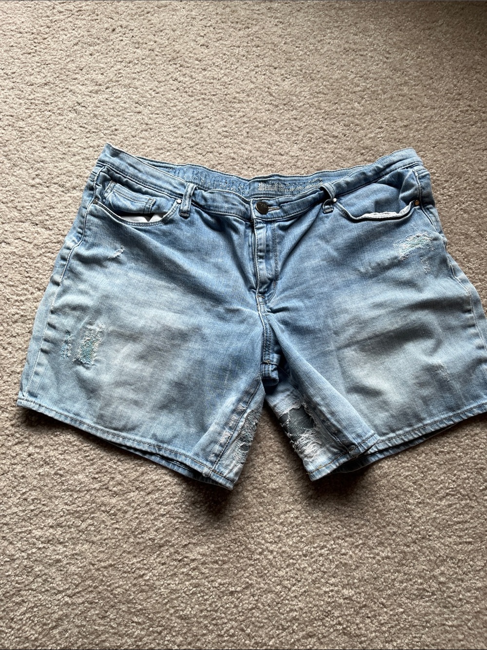 DKNY boyfriend Light Wash Distressed Jean Shorts for Women size 14